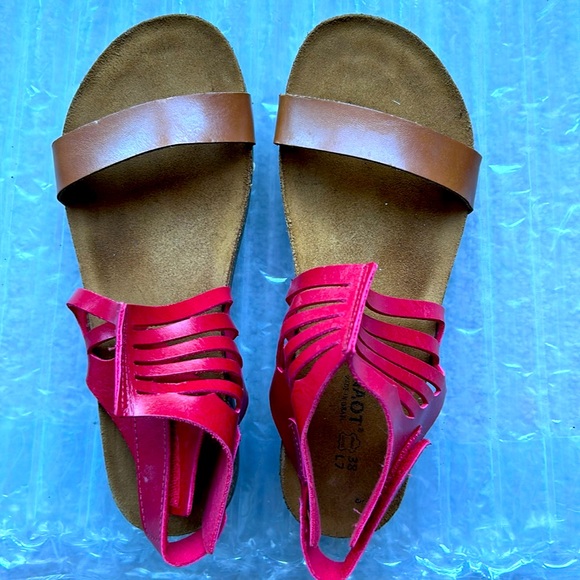 Naot all leather sandals in red and tan. Adjustable back straps & comfortable - Picture 1 of 6